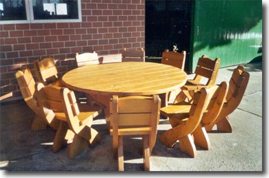 Runder Tisch mit Stühlen
